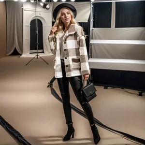 Eleganter karierter Plüschmantel in Mittellänge mit Knöpfen und Taschen für Damen