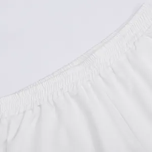 Vista macro dettagliata della cintura elastica bianca di pantaloni larghi.