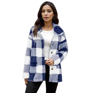 Stilvolle blau-weiß karierte Plüschjacke in mittlerer Länge mit Knöpfen und Taschen
