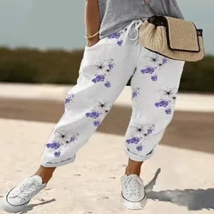 Lifestyle-Ansicht der weißen Leinen-Caprihose für Damen mit lila Schmetterlingen