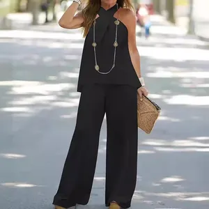 Elegante completo da donna in due pezzi con top a lupetto senza maniche e pantaloni larghi.