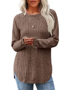 Maglione a coste marrone a maniche lunghe da donna con scollo rotondo e orlo curvo