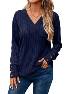 Dettaglio ravvicinato della maglia a coste blu navy a maniche lunghe con colletto a V