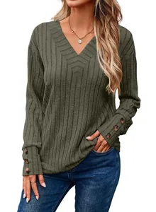 Dettaglio di una maglia a coste verde oliva con scollo a V e bottoni decorativi sui polsi.