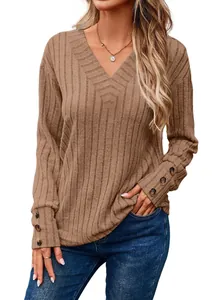 Dettaglio maglia a coste a maniche lunghe con scollo a V e bottoni decorativi sui polsini