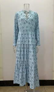 Vista detallada de un vestido largo retro azul claro con estampado de hojas finas
