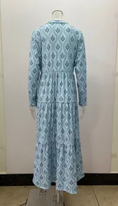 Vista trasera de un vestido largo vintage azul claro con patrón de hojas azul
