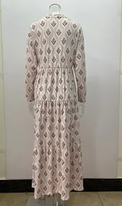Vista trasera detallada de un vestido largo rosa con estampado floral y manga larga de mujer