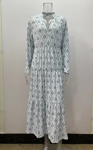Vestido largo vintage con cuello alto, manga larga y estampado de hojas escalonadas.