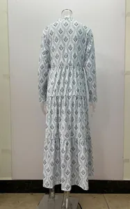 Vista trasera de un maxi vestido retro con patrón de hojas y diseño de falda a capas