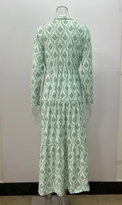 Vista trasera detallada de un vestido largo verde menta de manga larga con patrón de hojas
