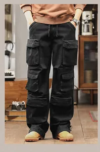 Detaillierte Ansicht der schwarzen Herren-Cargo-Hose mit mehreren Taschen im Retro-Stil