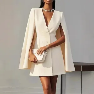 Elegante vestido blazer blanco con capa y doble botonadura para oficina