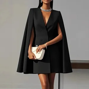 Elegante vestido blazer negro cruzado con capa para la oficina o eventos formales