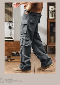 Detailansicht der dunkelgrauen Cargo-Hose mit mehreren Taschen im Retro-Innenraum.