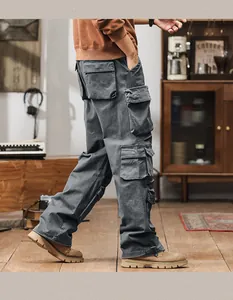 Detail-Seitenansicht der amerikanischen Retro-Cargo-Hose für Herren mit vielen Taschen