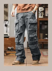 Detailansicht der Herren Vintage Cargo-Hose mit mehreren Taschen im Retro-Design