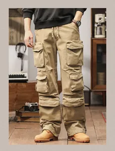 Detailansicht der Khaki-Cargo-Hose im amerikanischen Retro-Stil mit vielen Taschen für Herren