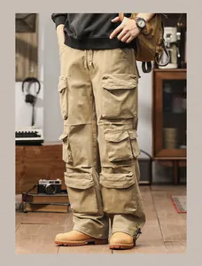 Detailansicht der amerikanischen Retro-Cargohose für Herren in Khaki mit vielen Taschen