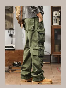 Detailansicht der olivgrünen Cargo-Hose mit mehreren Taschen im Vintage-Studio-Stil