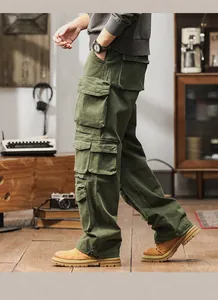 Detailansicht der olivgrünen Herren Cargo-Hose mit mehreren Taschen in Retro-Umgebung