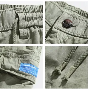 Detailaufnahmen von Herren-Cargo-Shorts mit elastischem Bund, Label und Kordelzugdetails.