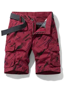 Rote Cargo-Shorts für Herren mit geometrischem Muster, mehreren Taschen und grauem Gürtel.