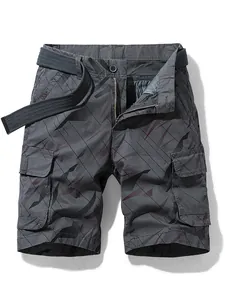 Herren Cargo-Shorts mit geometrischem Muster, mehreren Taschen und Stoffgürtel.