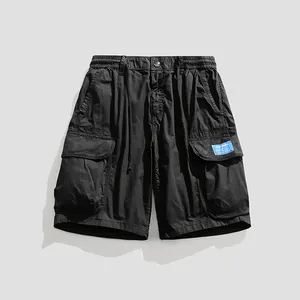 Stilvolle schwarze Cargo-Shorts für Herren mit vielen Taschen und elastischem Bund