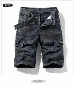 Vista frontal de pantalones cortos cargo de camuflaje militar gris para hombre con cinturón