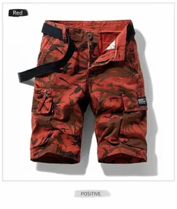 Vista frontal detallada de pantalones cortos cargo de camuflaje rojo para hombre