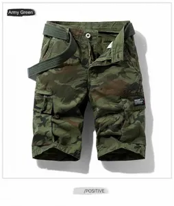 Vista frontal detallada de pantalones cortos cargo de camuflaje militar con cinturón