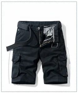 Vue détaillée d'un short cargo noir pour homme avec design multi-poches et ceinture