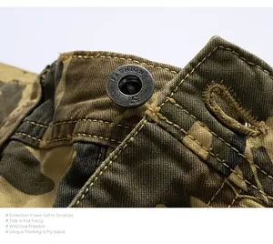 Detailansicht des Metallknopfes und der Nähte an Camouflage-Cargo-Shorts für Herren