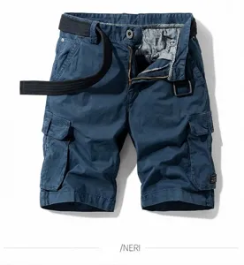 Short cargo vintage bleu foncé pour homme avec design multi-poches et détail ceinture.