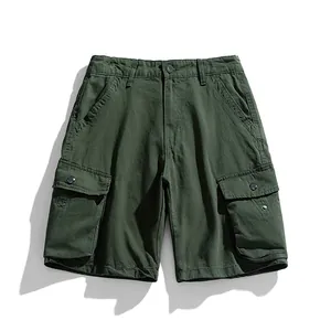 Pantaloncini cargo estivi da uomo verde scuro con tasche multiple e stile casual.