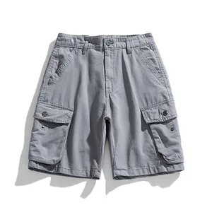 Pantaloncini cargo grigi da uomo con tasche multiple per un look estivo casual chic
