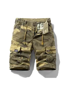Vista dettagliata dei pantaloncini cargo mimetici da uomo con design delle tasche e tessuto