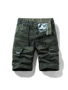Pantaloncini cargo mimetici da uomo con elastico in vita e pratico design multi-tasca.