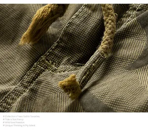 Primo piano dettagliato che mostra il motivo mimetico e il cordoncino dei pantaloncini
