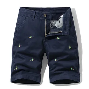Short cargo bleu marine pour homme avec petits motifs brodés colorés pour l'été