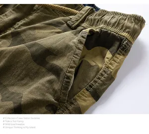 Primo piano di pantaloncini cargo mimetici con vita elastica e cuciture resistenti