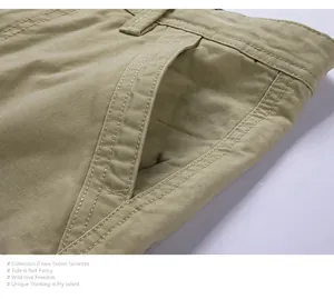 Vista dettagliata dei pantaloncini cargo kaki con cuciture delle tasche e twill