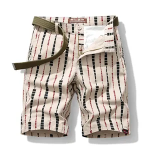 Modieuze cargo-shorts voor heren met geometrische patronen en een groene riem