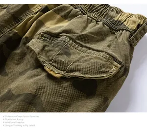 Dettaglio del motivo mimetico e della vita elastica sui pantaloncini cargo da uomo