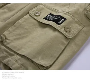 Vista ravvicinata dettagliata della tasca di un pantaloncino cargo in cotone marrone