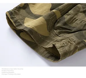 Macro dei punti di cucitura e del tessuto resistente dei pantaloncini cargo mimetici da uomo.