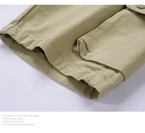Vista dettagliata del pesante tessuto twill di cotone kaki e delle cuciture dei pantaloncini cargo