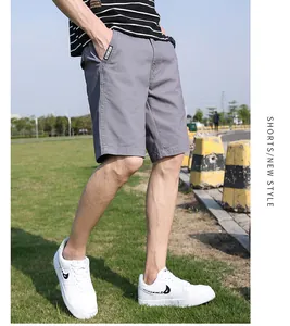 Vista ravvicinata di pantaloncini cargo casual grigi minimalisti da uomo per l'estate