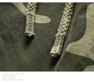 Dettaglio macro di pantaloncini cargo mimetici da uomo con coulisse e trama tessuto